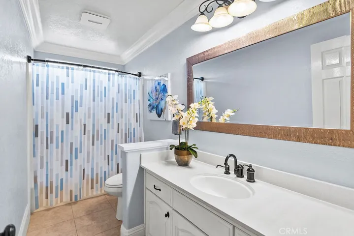 Upstairs Full Bathroom