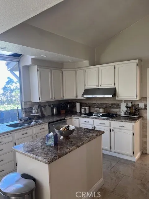 2899 Amber Drive, Corona, California 92882 home-pic-8