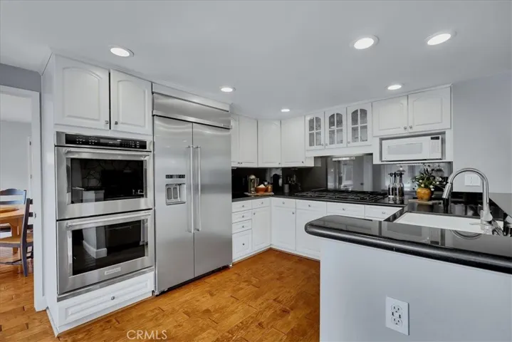 Kitchen w/High End Appliances