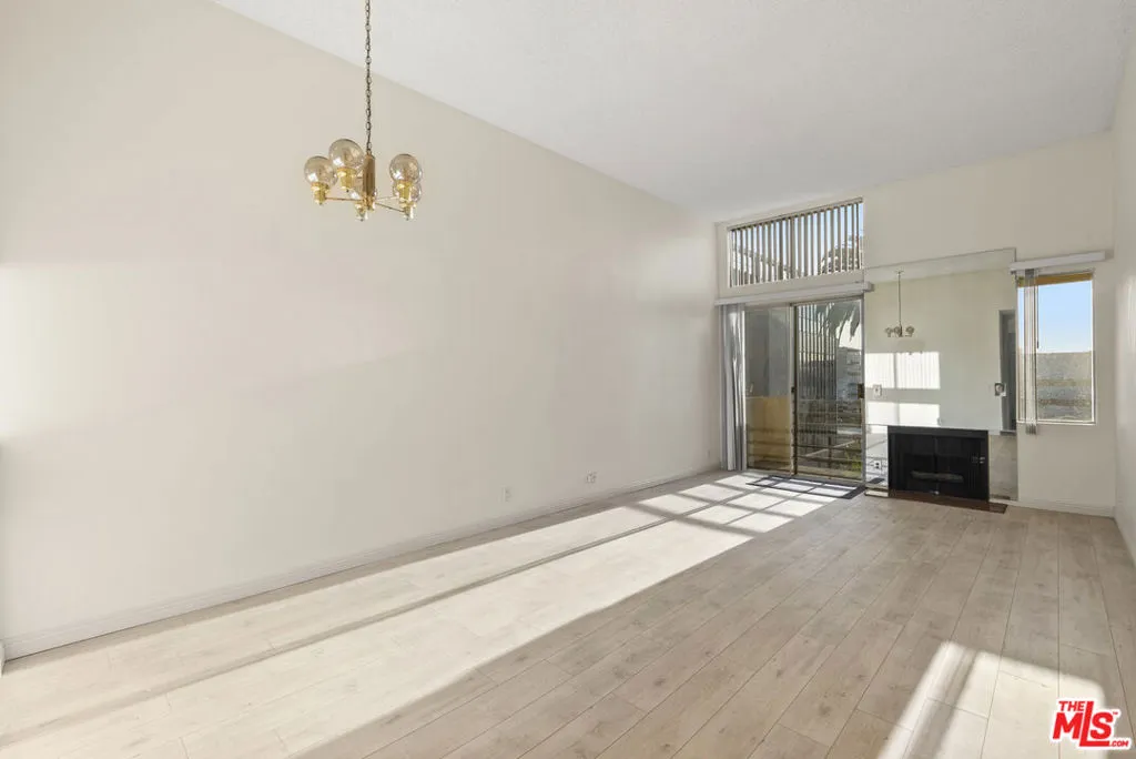 112 N Hamilton Drive 305, Beverly Hills, California 90211 home-pic-2