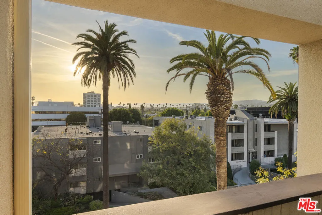 112 N Hamilton Drive 305, Beverly Hills, California 90211 home-pic-11