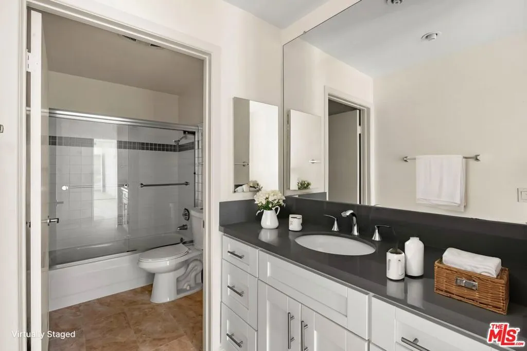 112 N Hamilton Drive 305, Beverly Hills, California 90211 home-pic-16