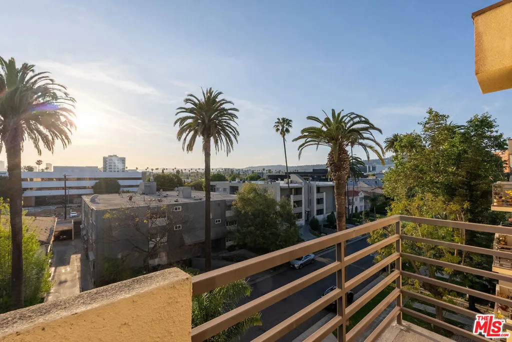 112 N Hamilton Drive 305, Beverly Hills, California 90211 home-pic-3