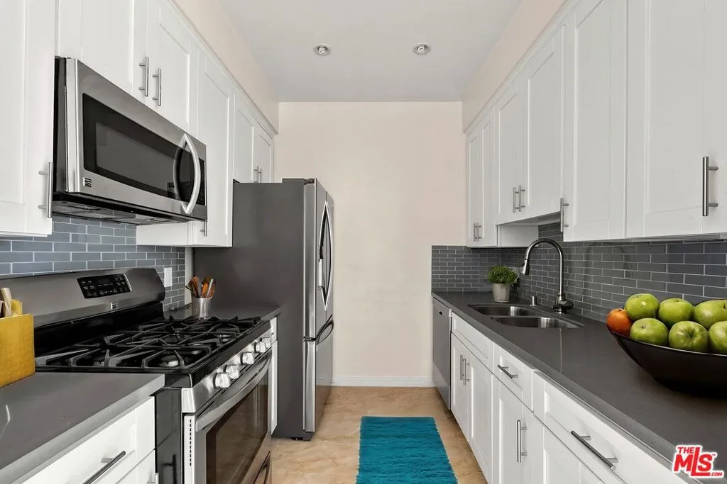 112 N Hamilton Drive 305, Beverly Hills, California 90211 home-pic-8