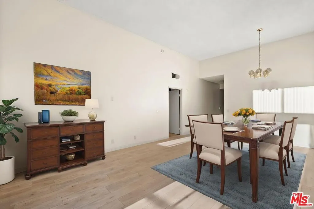 112 N Hamilton Drive 305, Beverly Hills, California 90211 home-pic-4