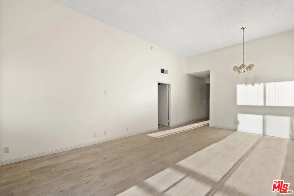 112 N Hamilton Drive 305, Beverly Hills, California 90211 home-pic-5