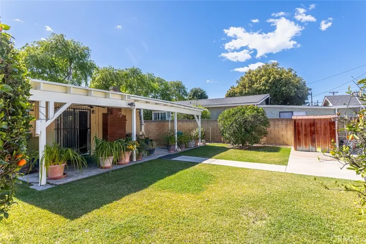 Spacious backyard with 600sf covered patio area- adds a lot extra space for entertaining