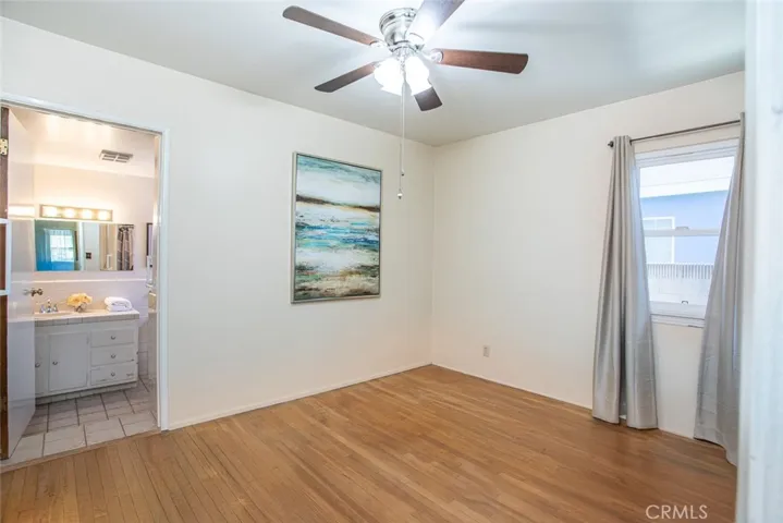 Bedroom with direct access to full bathroom