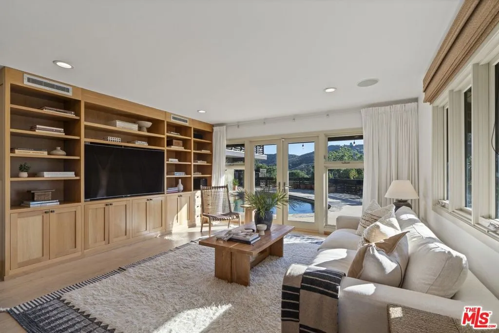 4736 Corbin Avenue, Tarzana, California 91356 home-pic-12