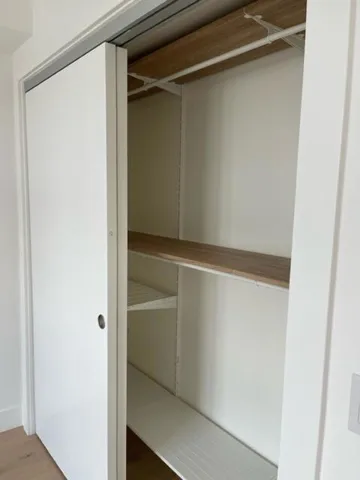 bedrm2closet