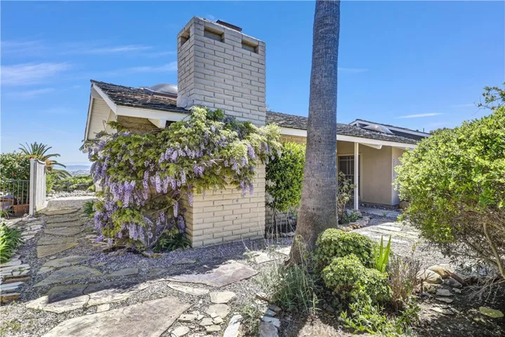Mid-Century Modern Bungalow perch at the highest point in Laguna Niguel with sweeping view from Saddleback Mountain to the Pacific Ocean Coastline