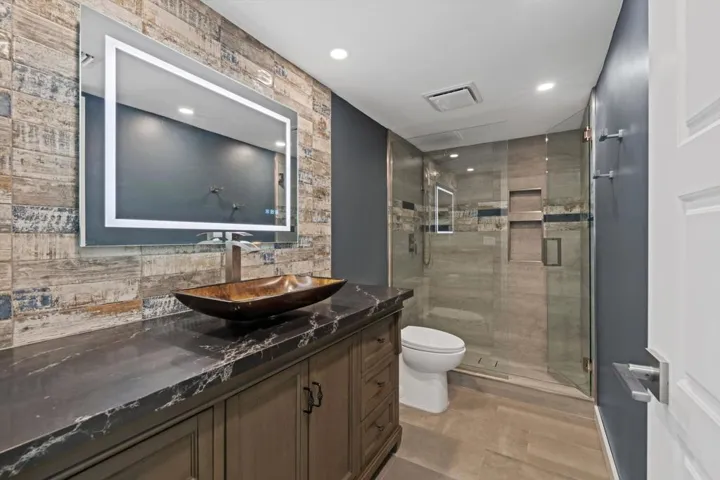 incredible En-Suite Main Bathroom