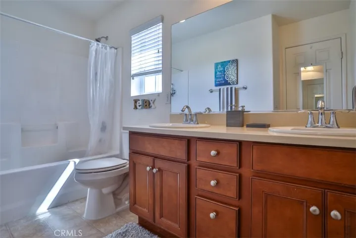 Upstairs secondary Bathroom