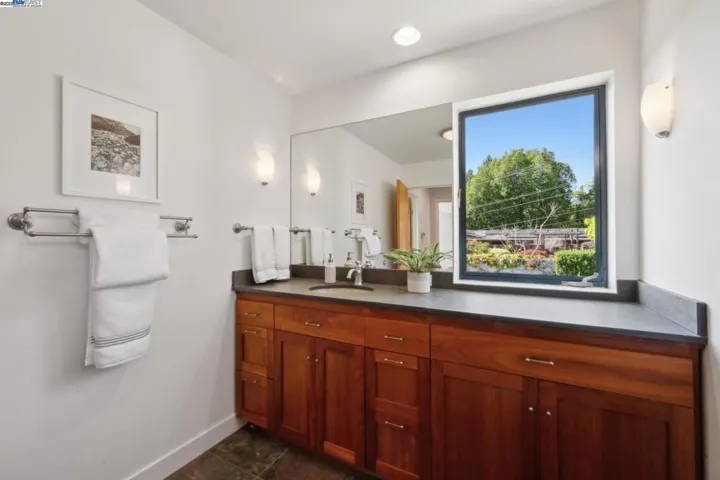 5550 Fernhoff Road, Oakland, California 94619