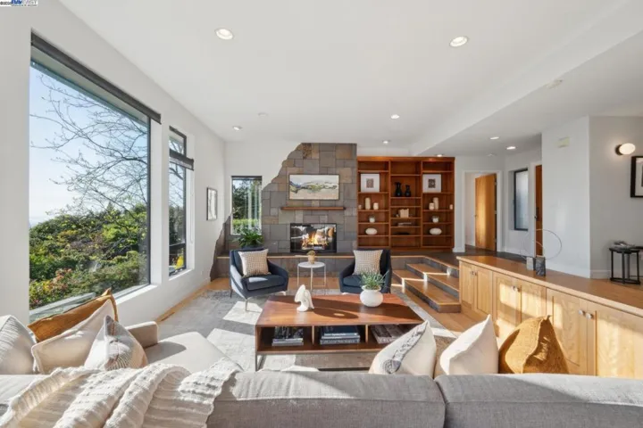 5550 Fernhoff Road, Oakland, California 94619