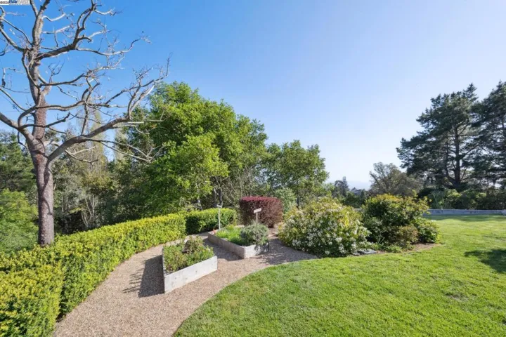 5550 Fernhoff Road, Oakland, California 94619