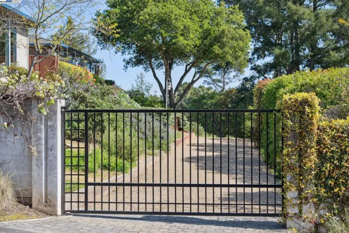 5550 Fernhoff Road, Oakland, California 94619