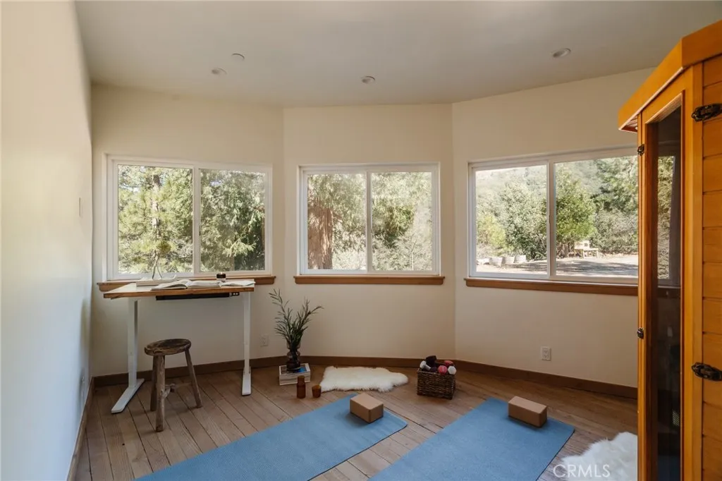 721 Chillon Drive, Crestline, California 92325 home-pic-10