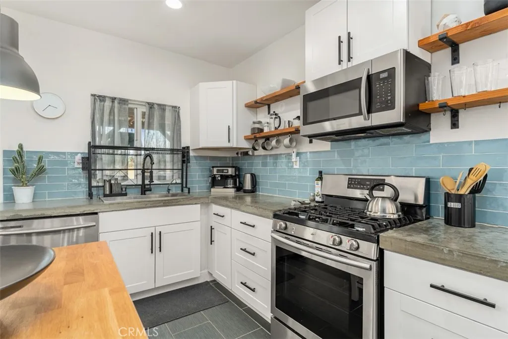 6462 Marvin Drive, Yucca Valley, California 92284 home-pic-9