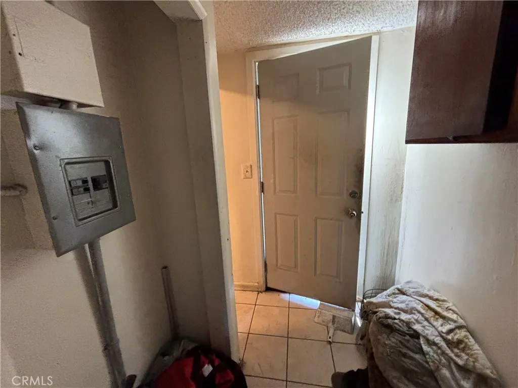 5746 Holmes Avenue, Los Angeles, California 90058 home-pic-24