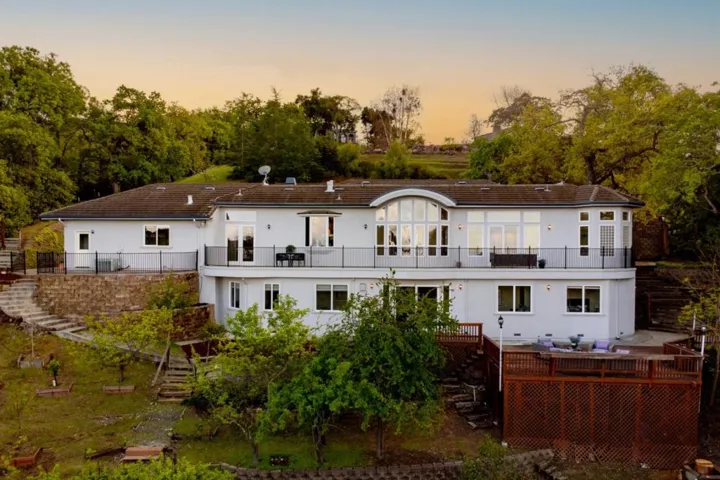 16060 Cerro Vista Drive, Los Gatos, California 95032