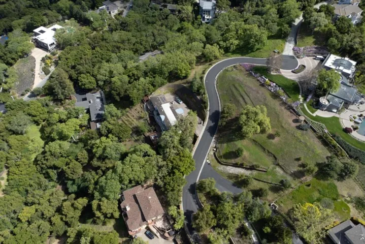 16060 Cerro Vista Drive, Los Gatos, California 95032