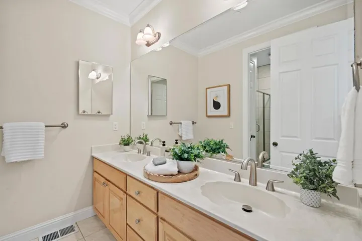 16060 Cerro Vista Drive, Los Gatos, California 95032