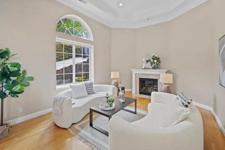 16060 Cerro Vista Drive, Los Gatos, California 95032