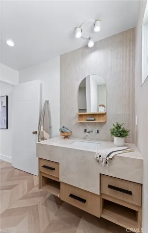 869 Santa Ana Street, Laguna Beach, California 92651