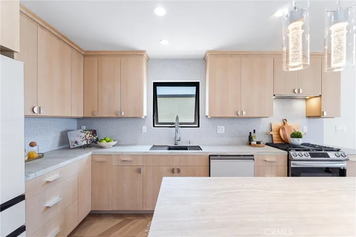 869 Santa Ana Street, Laguna Beach, California 92651