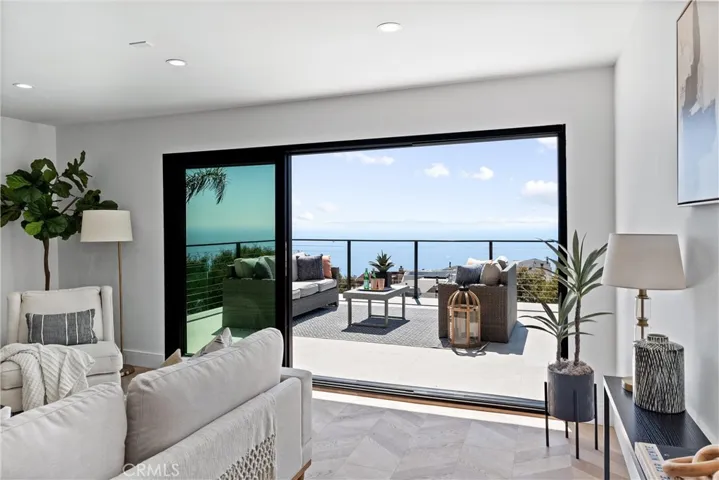869 Santa Ana Street, Laguna Beach, California 92651