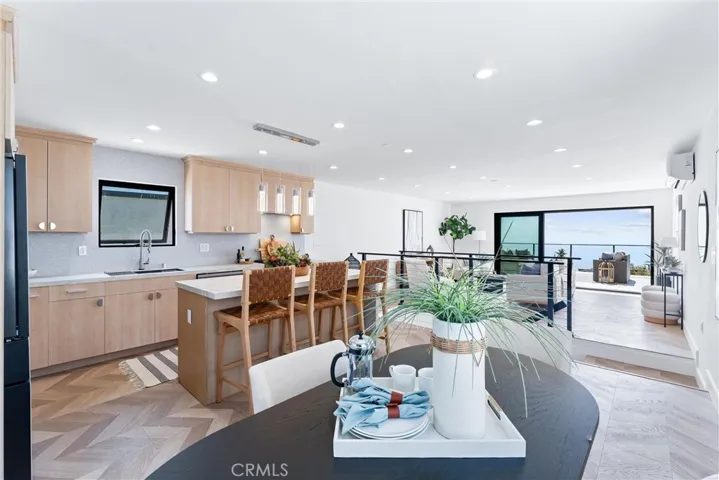 869 Santa Ana Street, Laguna Beach, California 92651