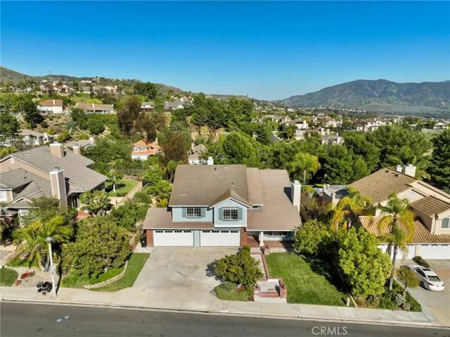 Fabulous neighborhood at The Summit surrounded by the hills of Yorba Linda.