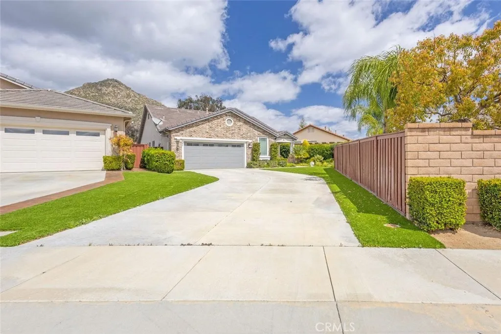7692 Dutra Drive, Hemet, California 92545 home-pic-2