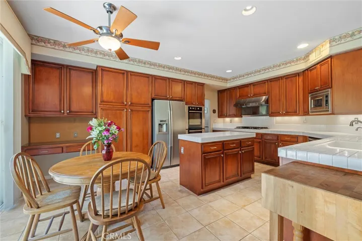 Kitchen w/ eat in area
