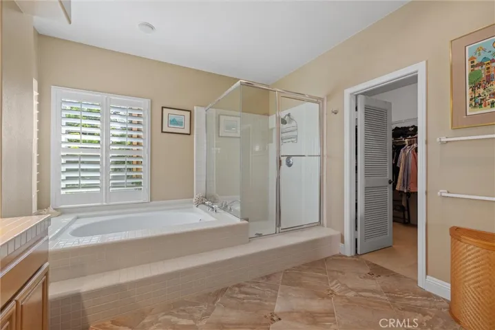 Primary bathroom w/ soaking tub and shower