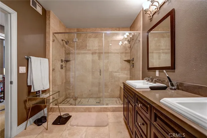 Primary Bath w/double sinks, shower, full tub
