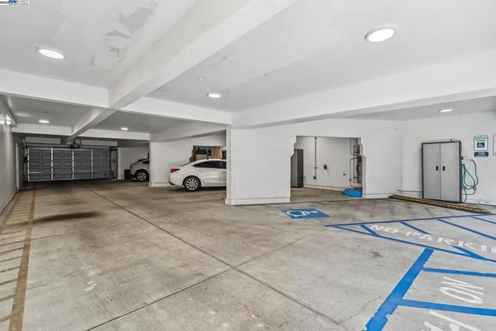 6105 San Pablo Ave 406, Oakland, California 94608