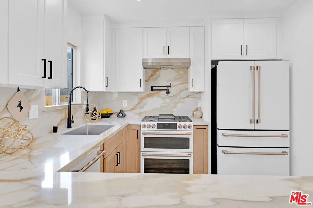 9115 S Hobart Boulevard, Los Angeles, California 90047 home-pic-11