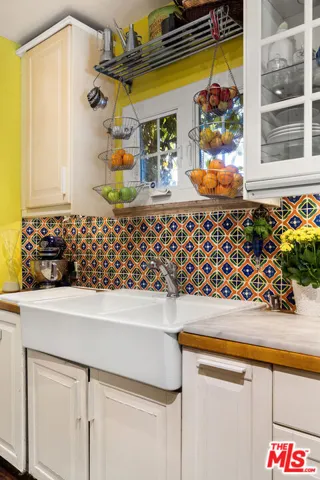 5662 Airdrome Street, Los Angeles, California 90019