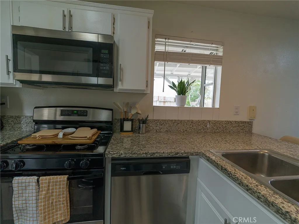 1094 Award Drive, Colton, California 92324 home-pic-5