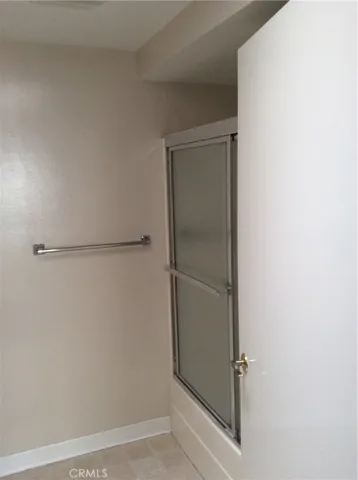 Guest bathroom with tub/shower