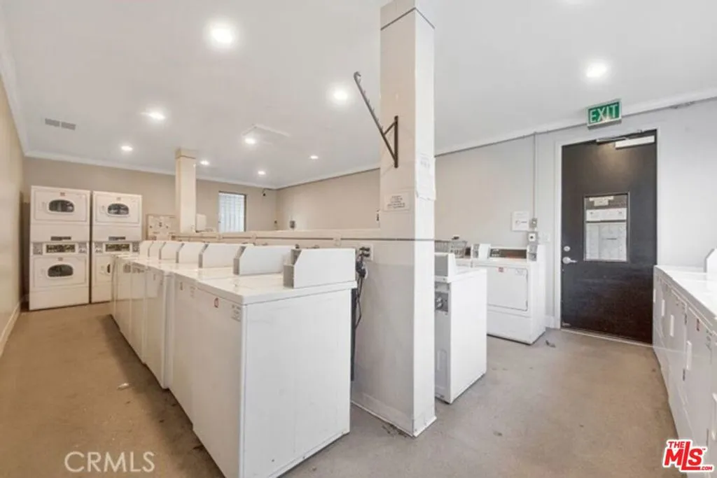 18645 Hatteras Street 110, Tarzana, California 91356 home-pic-14