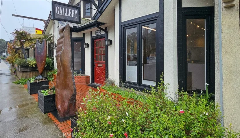 Whether you use the retail space for your own busiiness or rent the space out, the foot traffic is ideal for retail. The space has a long time history as an Art Gallery.