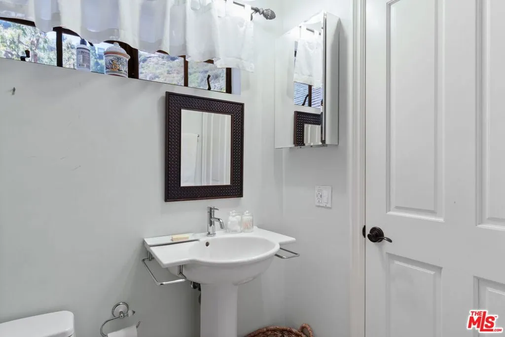 1060 Chantilly Road, Los Angeles, California 90077 home-pic-31