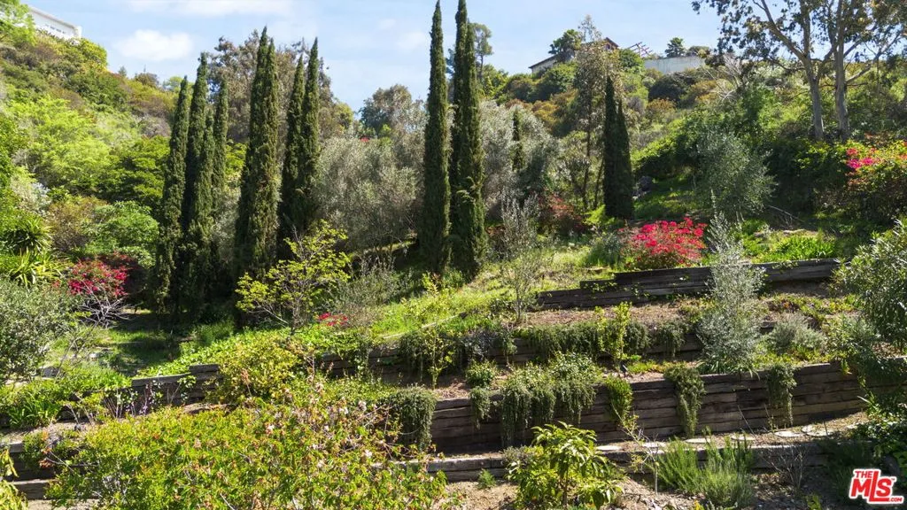 1060 Chantilly Road, Los Angeles, California 90077 home-pic-40