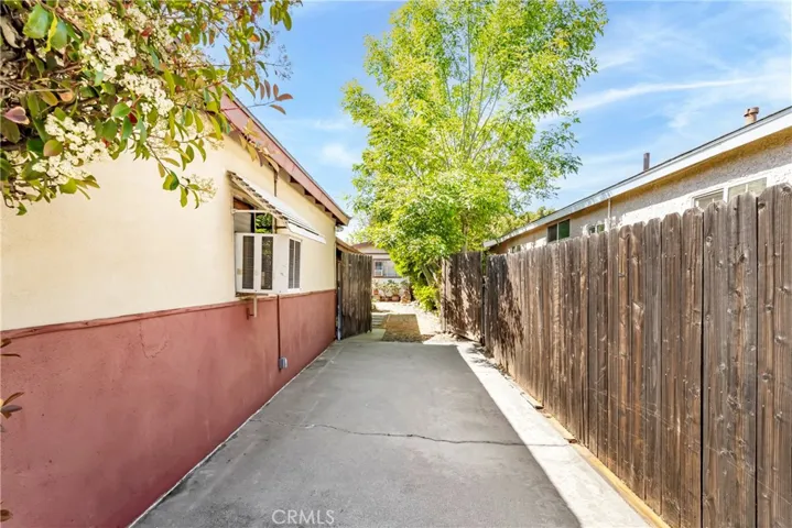 Large side yard—possible rv parking