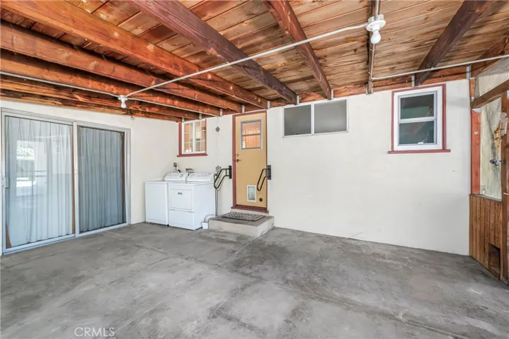 Covered patio with washer/dryer hookups