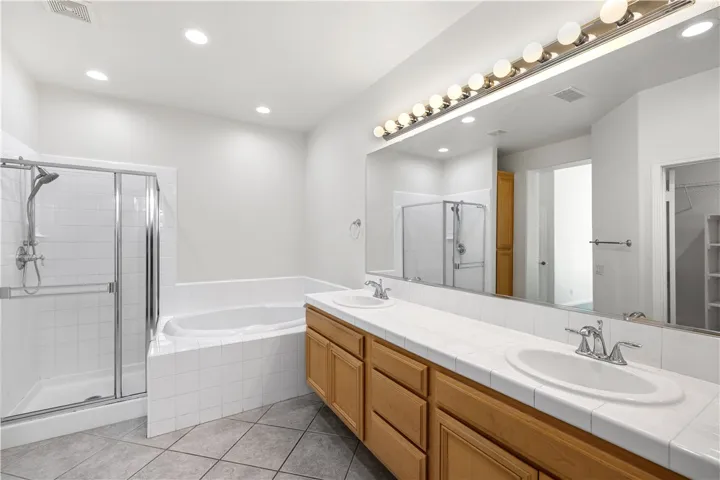  Dual sinks, separate tub & shower