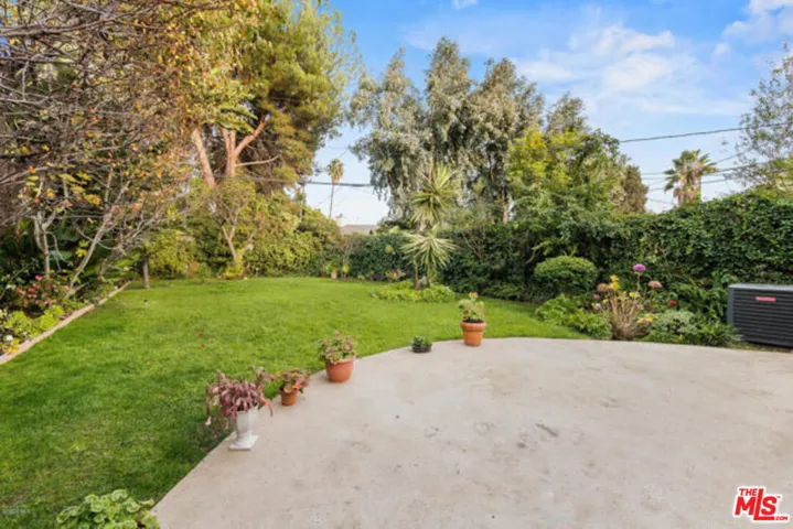 134 N Bowling Green Way, Los Angeles, California 90049